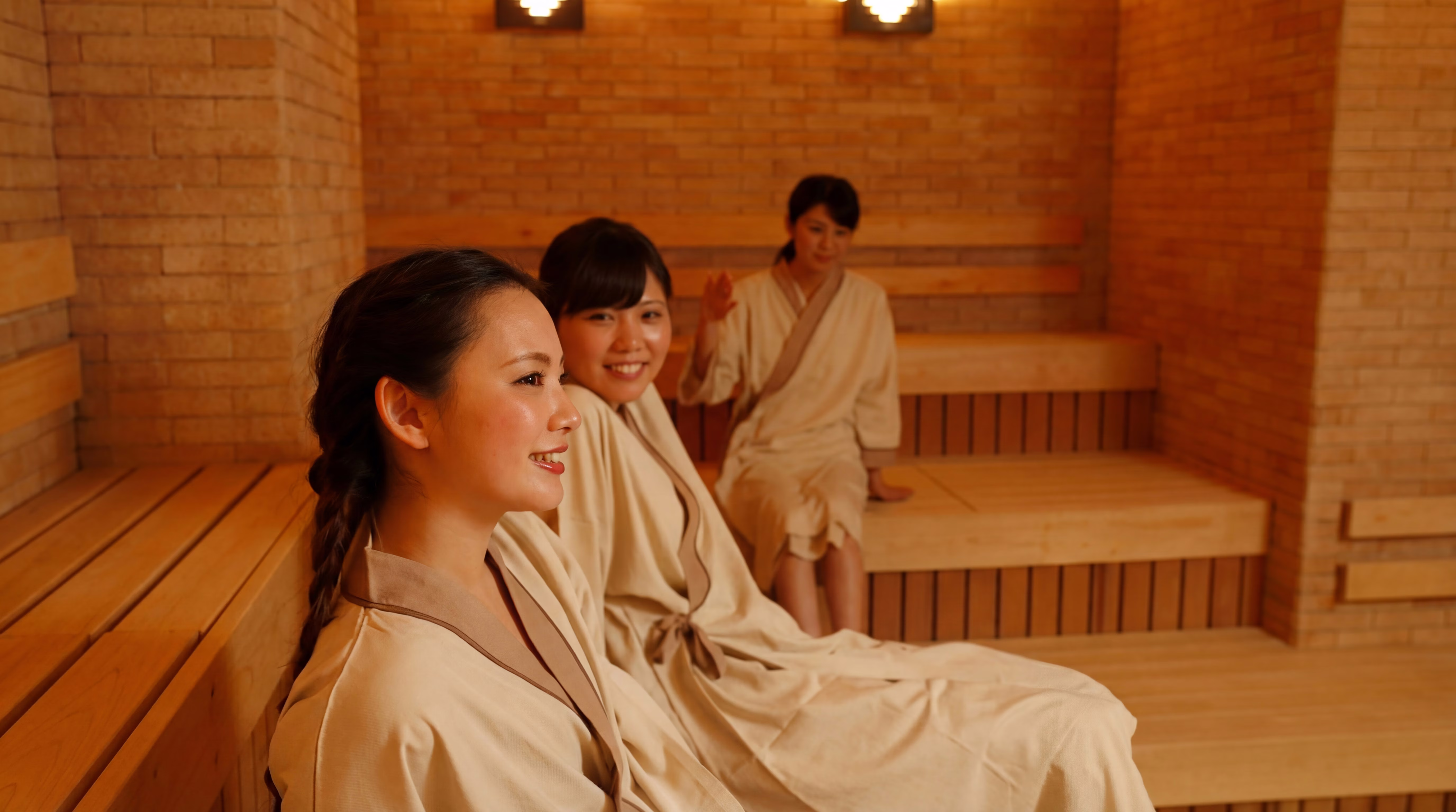 サウナを楽しむ女性たち 仲間と笑い合いながらととのう体験